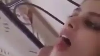 مصرية تأخذ شرجياً قاسياً وتطلب قذفاً في حلقها