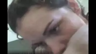 العاهرة الحامل تأخذ قضيبًا سمينًا بعمق في فتحة شرجها العصير