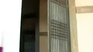 في الغابة مراهقة