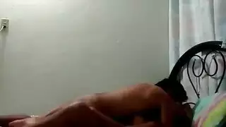 جلست رايدن كينيدي وبدأت تلعب بألعابها الجنسية ، وأصابعها وتئن أثناء كومينغ