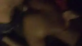 قضيب صلب يخترق بين مؤخرة سحاقية سمراء