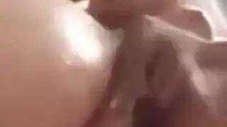 شابة تلعب في كسها ويخرج منها