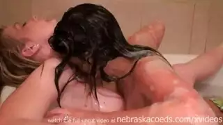 اثنين من الاطفال في سن المراهقة بصورة عاهرة يلهون كس مع لعبة ترصيع