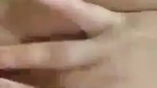 بنت نرقص والاب بعريها
