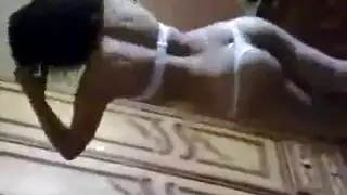 فتاة مصرية تخلع ملابسها حتى كيلوتها لعشيقها السري