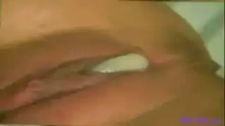 قحبة عراقية تقاسي نيك طيزها بقوة و بزازها الممتلئة تتأرجح و نياكها ينيكها و يقذف داخلها