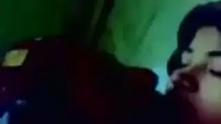 قذف داخلي بعد ساعات العمل: محجبة تُثبت على أرضية الشركة