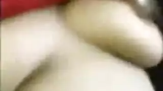 فتاة من الحي الفقير تنام مع سائق الحافلة في سيارته