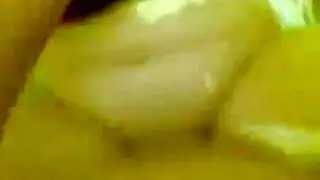 أم خبيرة تأخذ قضيبًا كبيرًا وتئن مثل عاهرة