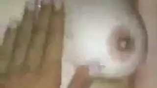 فتاة سورية ممتلئة الصدر تأخذ زب رجلها في شريط جنسي جامح