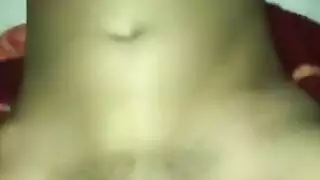 عاهرة عربية ذات كس مشعر تتعامل معاملة نجمات البورنو
