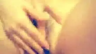 اب يعمل مساج لصديقة ابنته وبنته