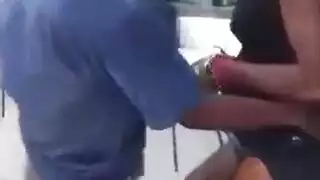 لقاء وقوف خشن لرجل عجوز مع فتاة صغيرة في مكان فارغ