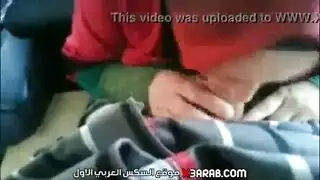 أم تراكية تنزل على قضيب قاس في السيارة