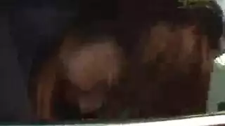 إباحية المواصلات العامة: شرج مراهقة في حمام القطار