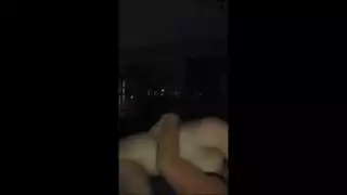 سمراء شاذة تعطي أصدقائها جلسة مص فوضوية