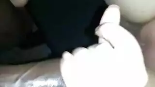 تحصل ليزا على جرعتها اليومية من سخيف ، بجانب المسبح ، لمجرد المتعة