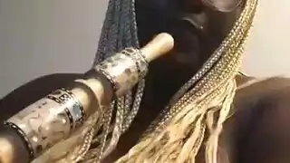امرأة سمراء ذيل حصان الشرج التثاؤب