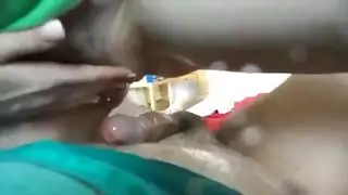 أسدّة قاسية تركبه على زبه الجاف بعمق في كسها المبلل