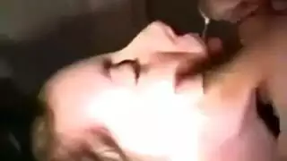 الزوجة تأخذه بقوة في المدخل الخلفي