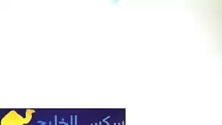 تعري كامل في العلن: جنس فموي عميق وشرج عنيف في الزقاق