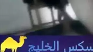 جسد ضيق يأخذ قضيبًا قاسيًا: يدها تقود الطريق إلى الداخل