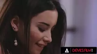 الام تكشف افتا صغير بتجسس وتدلك زبه