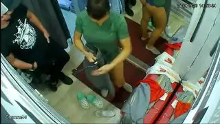 تسجيل سري لمتسوقات مثارات يخلعن ملابسهن في غرفة القياس