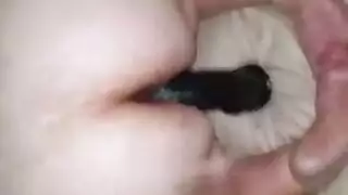 مراهقة ممتلئة الجسم تتعرض لنزيف مهبلها بواسطة دسار ضخم حتى تبلغ ذروتها