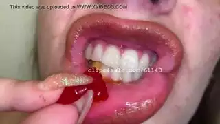 تسيب نفسها لصدقاء زوجها
