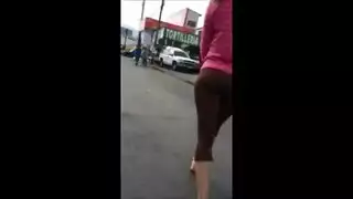 ينيكها بين فخاذها مشان مايفتحها