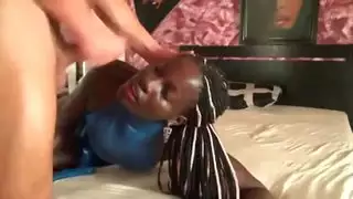 تتجهز للخروج مع حبيبها لا كن أخوة يمنعها