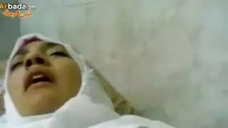 بيلعب في كسها يهيجها