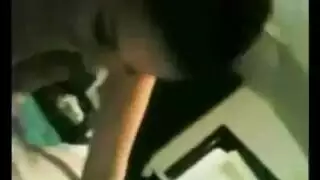 يقبل كسها المحلوق