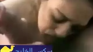 مراهقة تمص القضيب لحبيبها