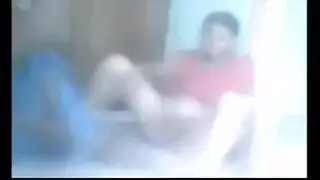 ولد عاري يتمتع بنفسه امام الكاميرا