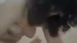 في حالة ربط ذاتي، تغوص عميقاً في كسها الجائع