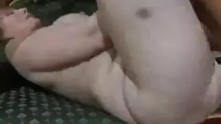 جسد الأم الساخن يتوق لقضيب ابنها الشاب الصلب