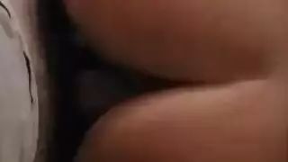 تلعب بثديها الكبير والابيض