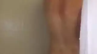 مراهقة عارية تستحم و اخوها يصورها و يرغب فيها