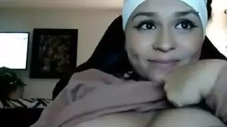 محجبة وقحة تبرز ثدييها الناعمين على الكاميرا