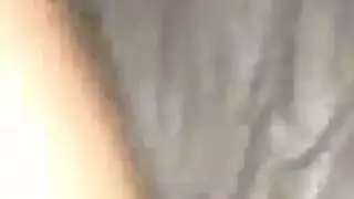 صاحبة القبعة الوردية في السيارة