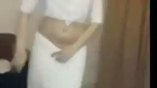 بنت تعرض كسها وجيمها