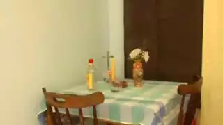 شاب يلعب بكس صديقته