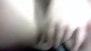 فيكي تجد قضيبًا أسودًا سميكًا لتركبه