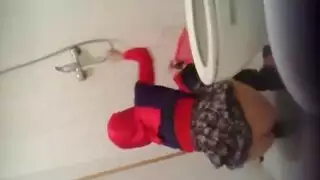 فواجير يسجل قريبته المثيرة وهي تستحم عارية بشهوة