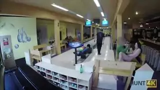 الديوث الدي ينيك مرته أمامه رجل اخر