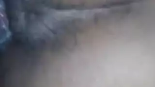 نجم البورن سكايلا نوفيا تركب قضيبًا غليظًا على الأريكة