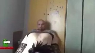واحده تفتح الباب لواحد ويقلعها من الباب وينيكها وجوزها يقفشها
