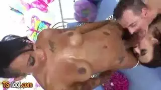 يأتى بصديقة لزوجتة ينكها حقيقى